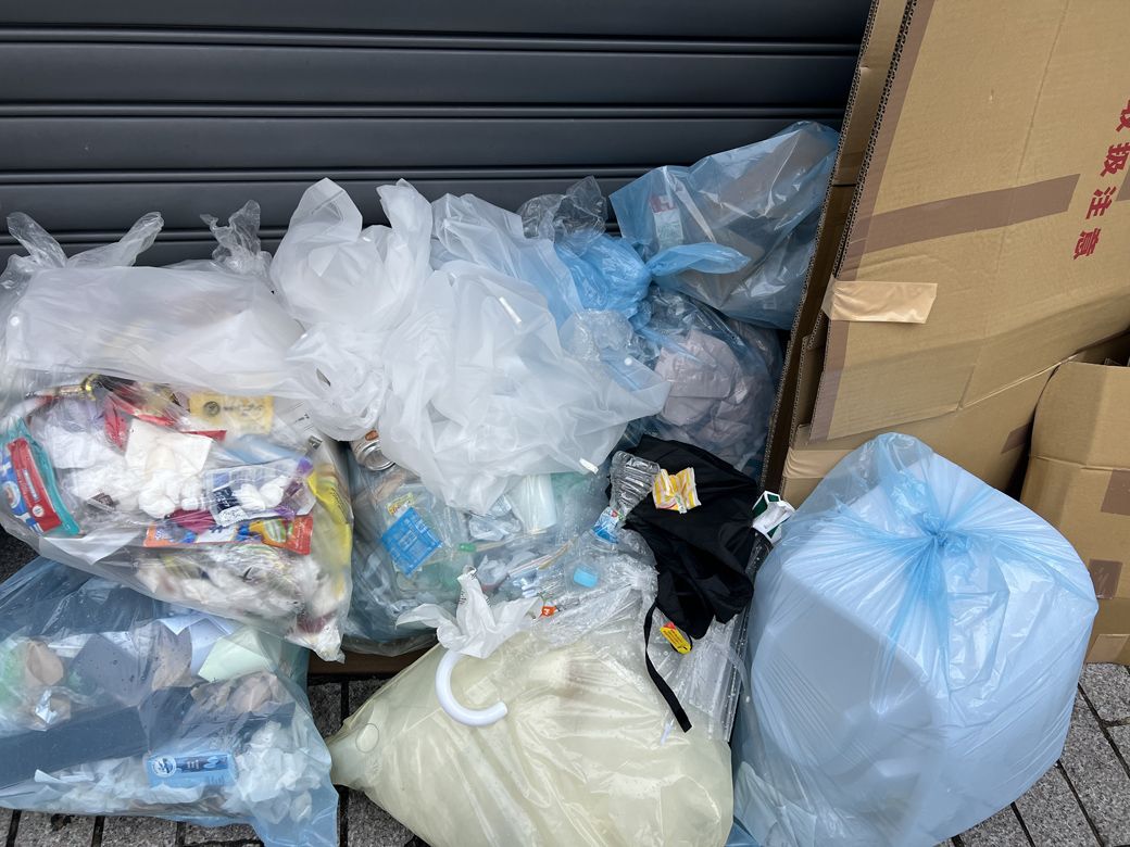 許可業者の集積所へのポイ捨て（筆者撮影）