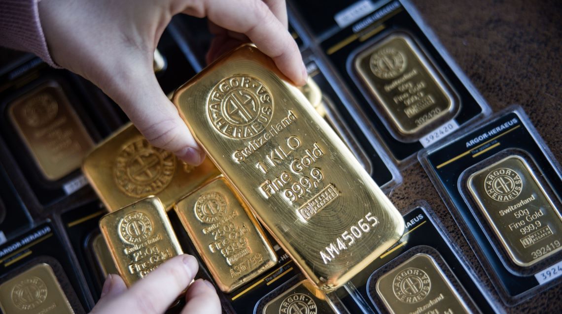 金価格は今年前半1トロイオンス＝2000ドル台をつけていた局面もあったが、直近は不振。本格的に反転する時期はいつになるのだろうか（写真：ブルームバーグ）