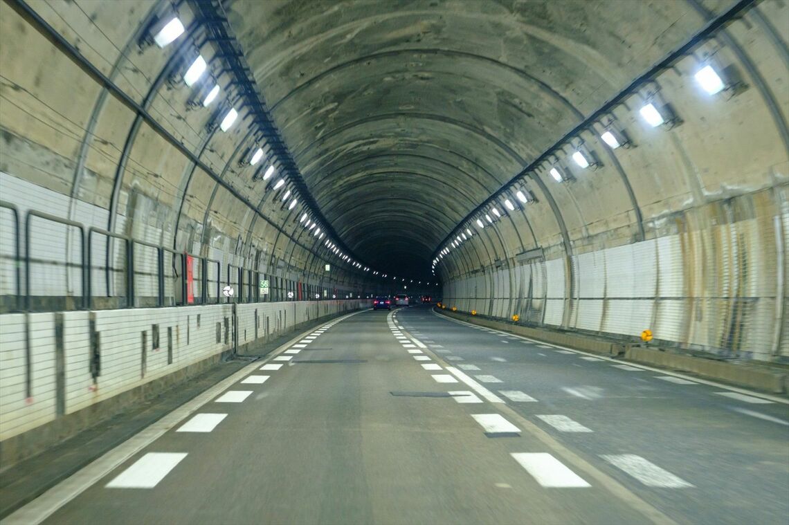 トンネルや橋梁は特に老朽化対策が必要な箇所（写真：パーシー / PIXTA）