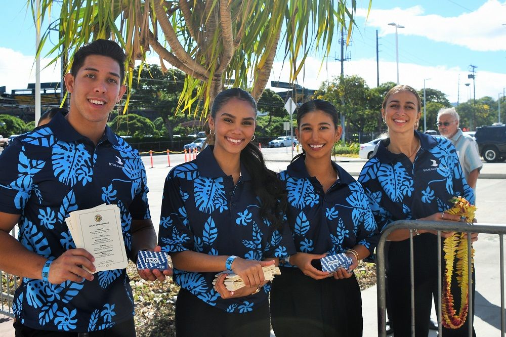 開業式典のスタッフたち（記者撮影）