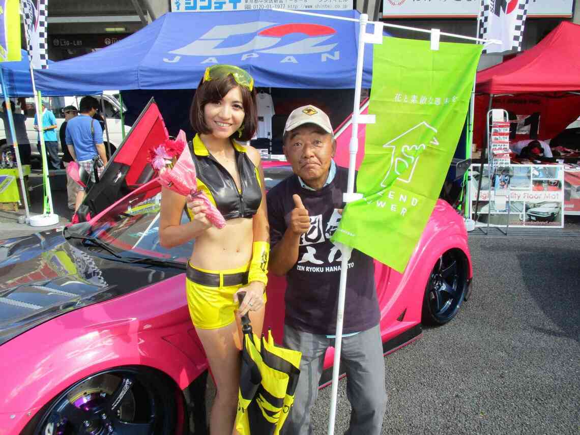 富士スピードウェイでのレースイベントに協力。写真右が鈴木さん（写真提供：浜松PCガーベラ）