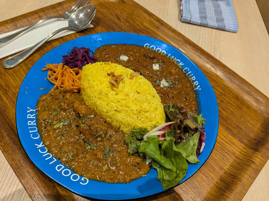 バターチキンカレーと、スルメイカとトマトのモッツァレラカレーを選んだ（筆者撮影）