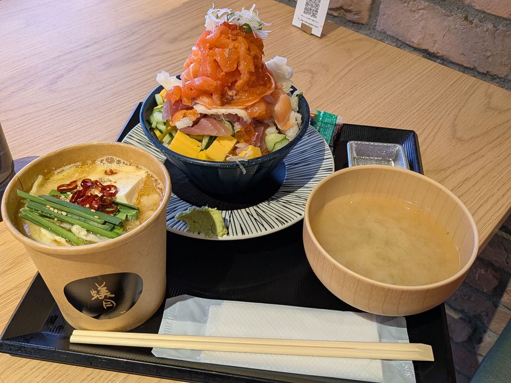 もつ鍋と海鮮丼の豪華セット