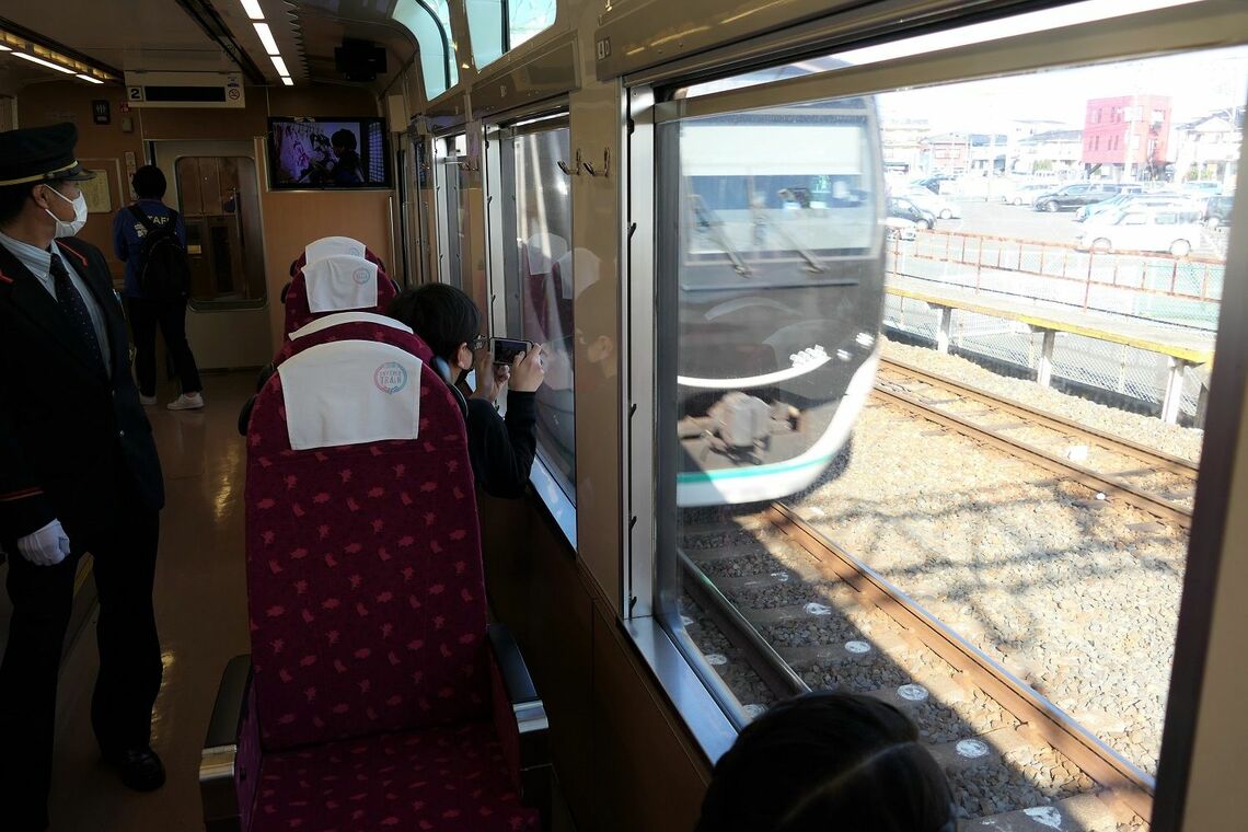 ダイヤ作成教室の車内。「追い抜いていく電車」は？（記者撮影）