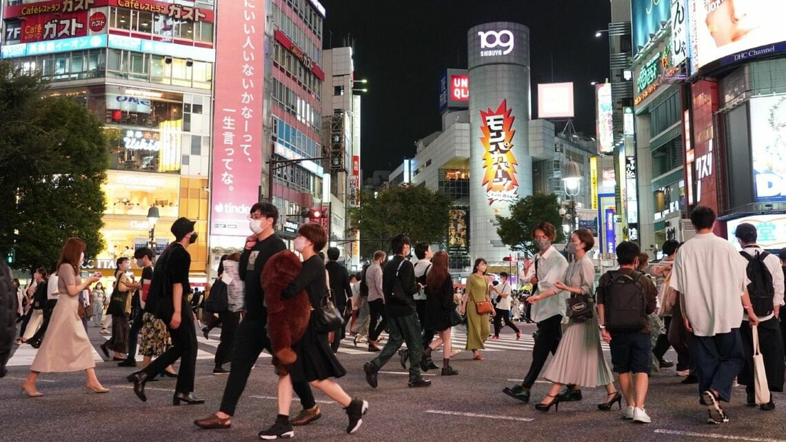 10月9日夜の東京・渋谷。感染急減を受けて全国各地の繁華街では日を追うごとに人の数が増えてきている（写真：Toru Hanai／Bloomberg）
