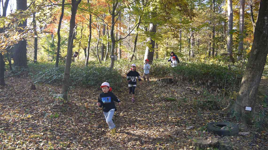 森のマラソンコースを駆け抜けていく児童たち