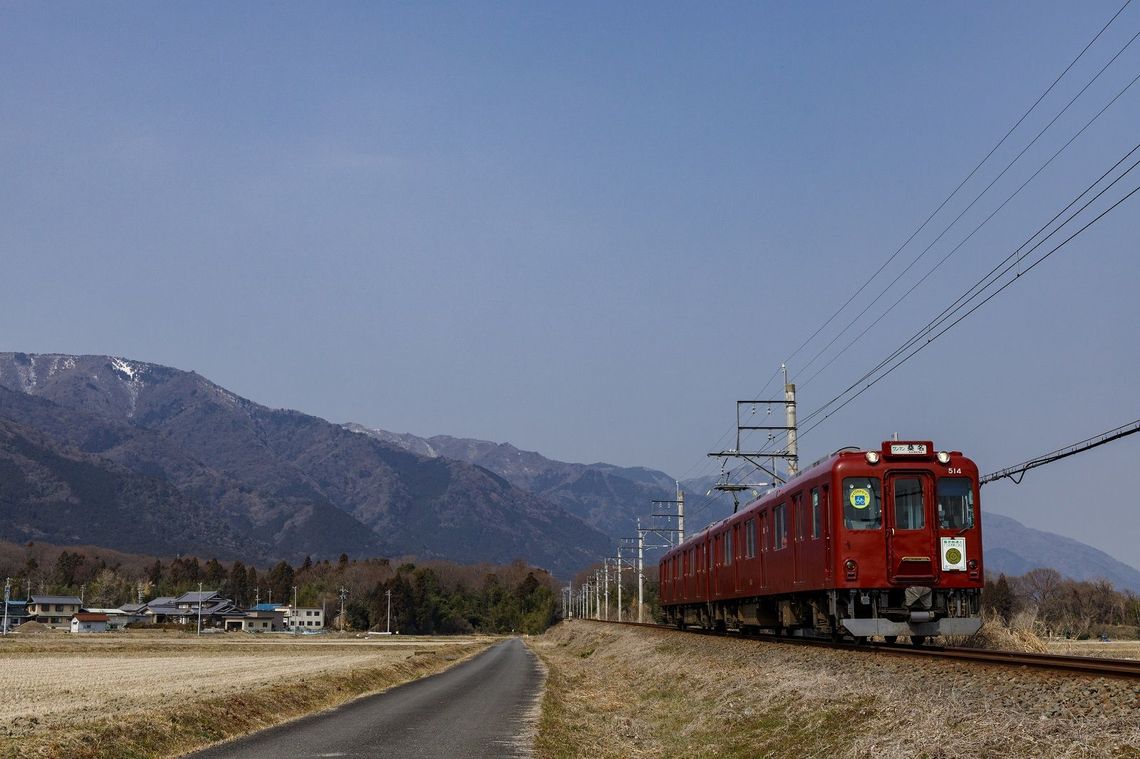 養老山をバックに桑名を目指す養老鉄道。車両は近鉄仕様（筆者撮影）