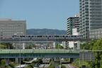 東西に大阪モノレールが走る。奥には箕面の山