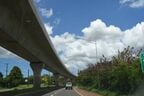 道路に沿って建設された線路