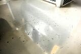 床には車内でタバコが吸えた時代の焦げ跡も（記者撮影）