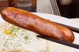 松屋のモーニングでも人気のソーセージ。しっかり焼いて、皮がはじけた部分からきらめく肉汁がそそる（写真：筆者撮影）