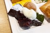 1マスにデザートをてんこ盛り。ガトーショコラにマスカルポーネクリーム、わらびもちとあんこ、プチシュークリーム（筆者撮影）