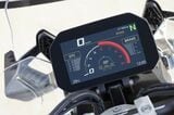 6.5インチTFTフルカラーディスプレイ。手元のスイッチを操作してライドモードやABS、トラコンなど様々な設定を自在に選択できる
