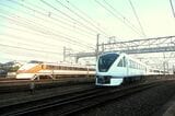 東武鉄道とJR四国の初コラボ企画当日。早朝に北春日部の車両基地を出場する「スペーシアX」＝2025年8月23日（記者撮影）