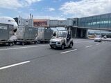 羽田空港は複数車線でトーイングトラクターのすれ違いも頻繁（記者撮影）