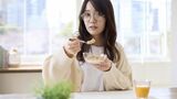 朝食をとる女性