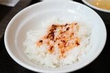 ごはんに葉ニンニク辣油をかけた「麻薬ラー油ご飯」（筆者撮影）