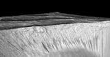 マーズ・リコネッサンス・オービターがとらえた筋模様。水の流れによってできたように見える（画像：NASA／JPL-Caltech／Univ. of Arizona、2013年撮影）