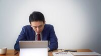 昼に｢強い眠気｣に襲われる人が抱える深い悩み 職場の理解不足から3回以上解雇された人も