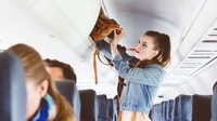｢靴下脱ぐな｣｢席交換は断ってOK｣飛行機のマナー