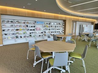 品川翔英中学校高等学校の図書室「INNOMAG（イノマグ）」