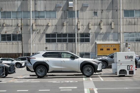 車両搬送ロボットで運ばれるbZ4X（写真：トヨタ自動車）