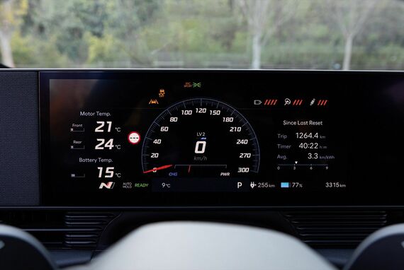 300km/hスケールのスピードメーター。モーターやバッテリーの温度なども表示される（写真：Hyundai Mobility Japan）