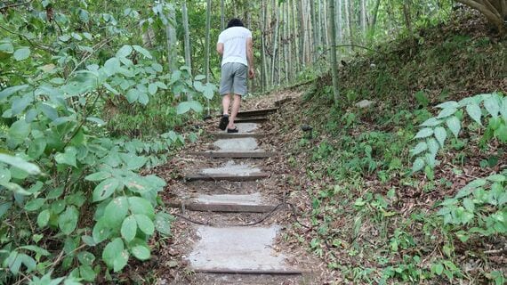 駐車場から宿までの道