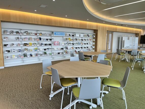 品川翔英中学・高等学校の図書室「INNOMAG(イノマグ)」