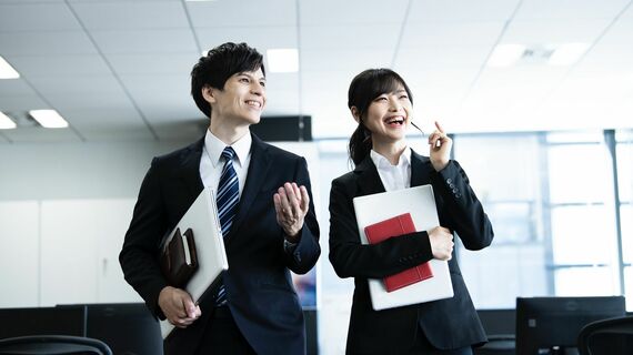 オフィスを歩く会社員