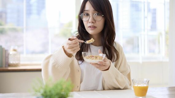 朝食をとる女性