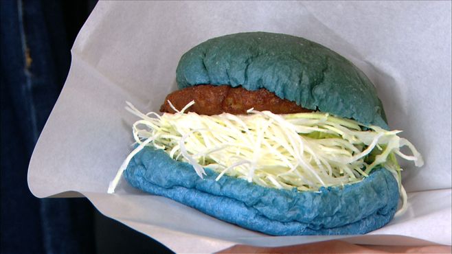 ｢真っ青｣なハンバーガーが売れる町の正体