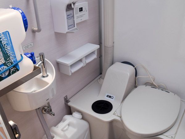 仮設とは思えない設備、薬剤の効果で臭いも残らない