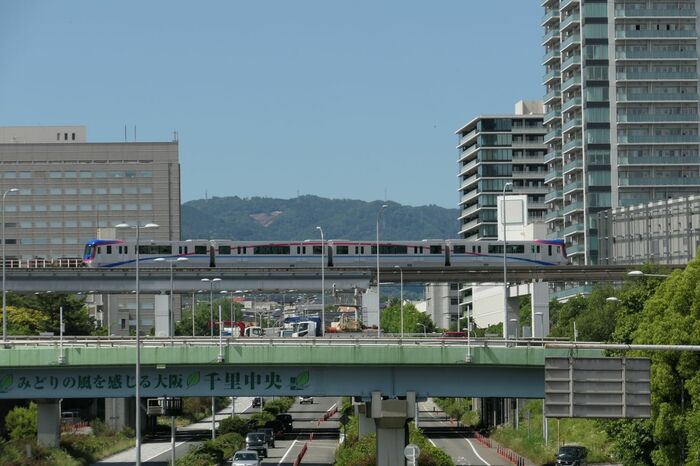 東西に大阪モノレールが走る。奥には箕面の山