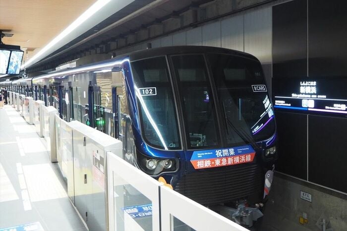 ホームで待機する新横浜駅発の一番列車