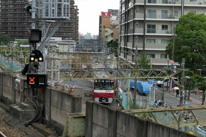 1階ホームに到着する大師線の電車