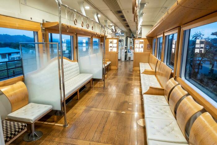 インテリアは車両ごとに異なる。これは白秋がテーマ