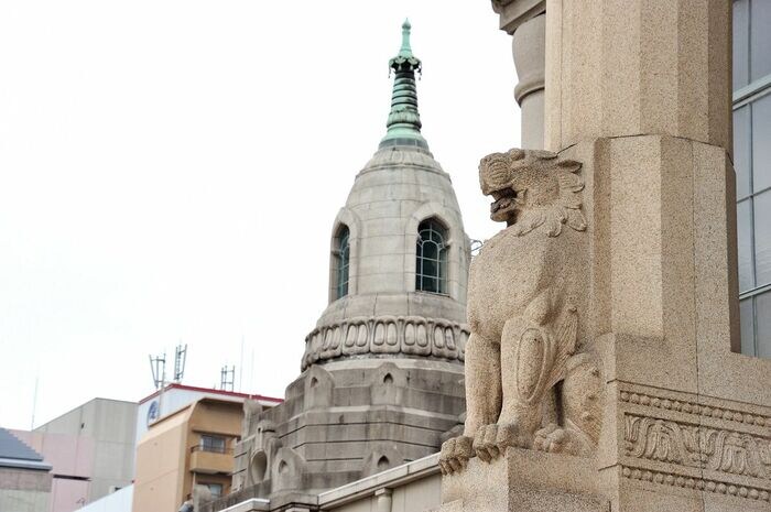 本堂入口横にある彫刻