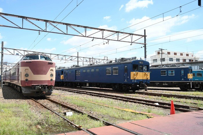 吹田総合車両所でクモヤ145と並ぶ443系