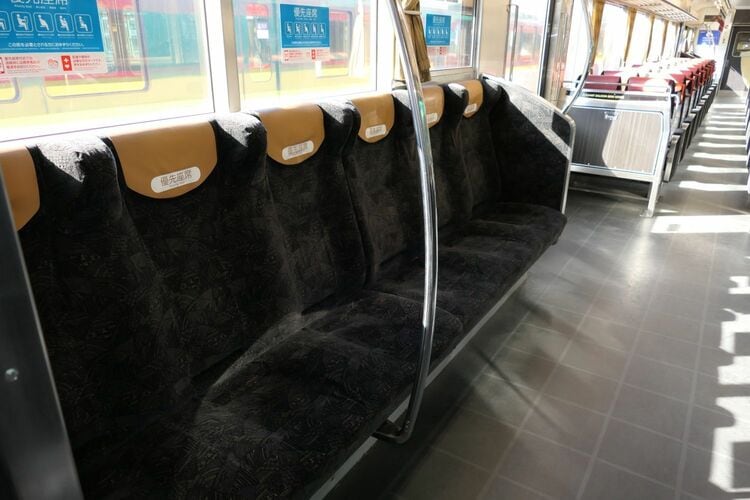 画像 | 京阪8000系｢プレミアムカー｣だけでない贅沢空間 優先席も豪華