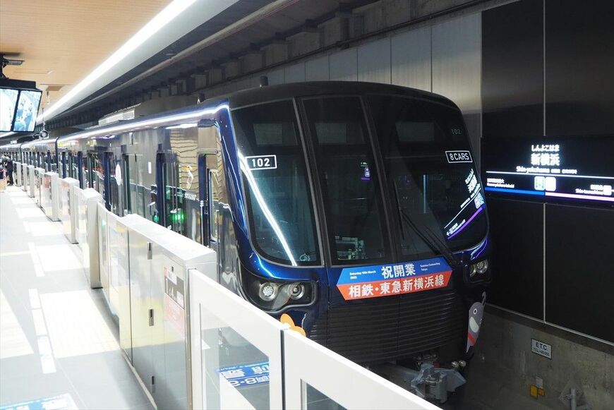 ホームで待機する新横浜駅発の一番列車＝2023年3月18日3時50分（記者撮影）