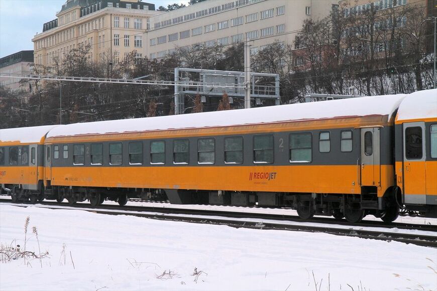 今回の衝突事故で大破したのと同型のクシェット客車。同型車は2018年にも連結作業中の事故で車体が大きく変形している（撮影：橋爪智之）
