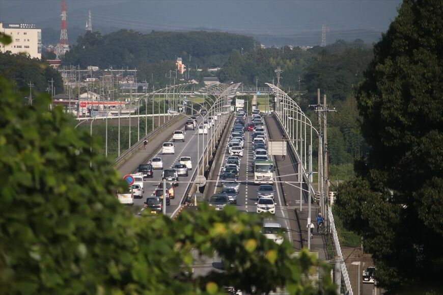 ライトライン開業5日前の柳田大橋（2023年8月21日6時52分）。工業団地に向かう車線（右）の渋滞が激しい（筆者撮影）