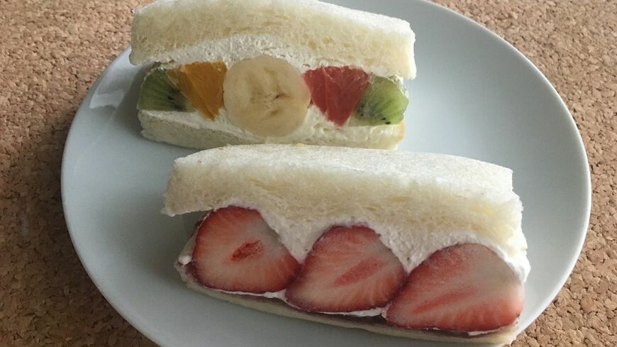 フルーツサンドの波が訪れている。写真手前から期間限定の「イチゴダイフク」550円、「フツウニフルウツ」450円。2016年にオープンしたフルーツサンド専門店、フツウニフルウツの人気商品だ（筆者撮影）