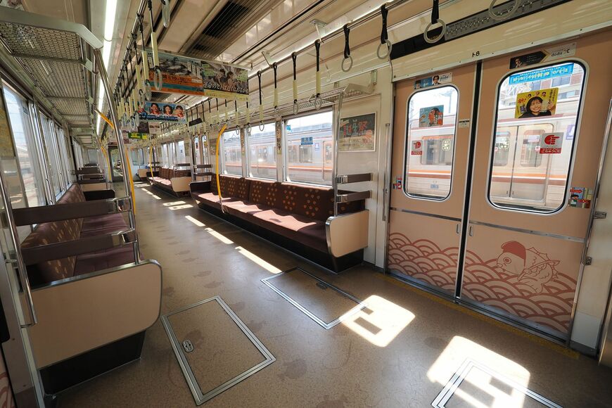 「恵比寿様」をモチーフとした66系デザイン変更車の車内（撮影：伊原薫）