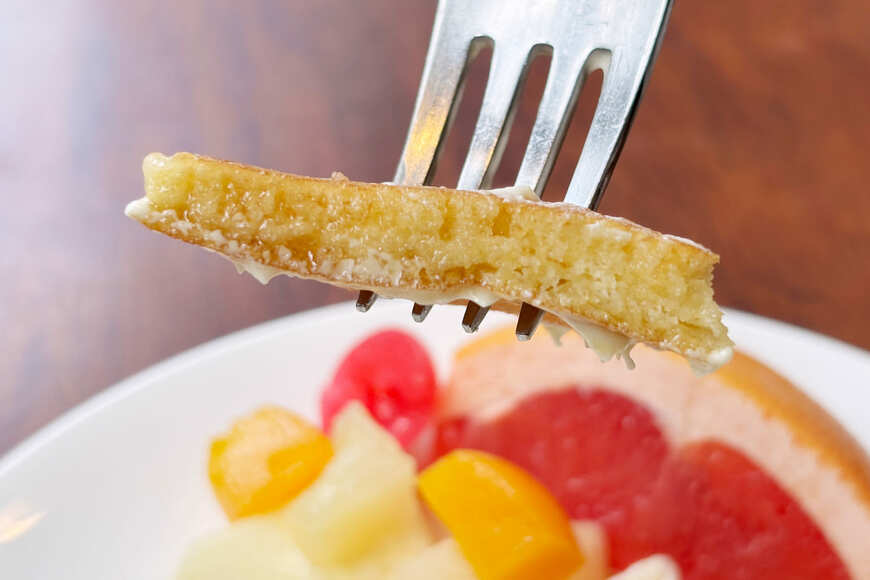 パンケーキに染み込んだシロップが、噛むとジュワーっと口の中に広がります
