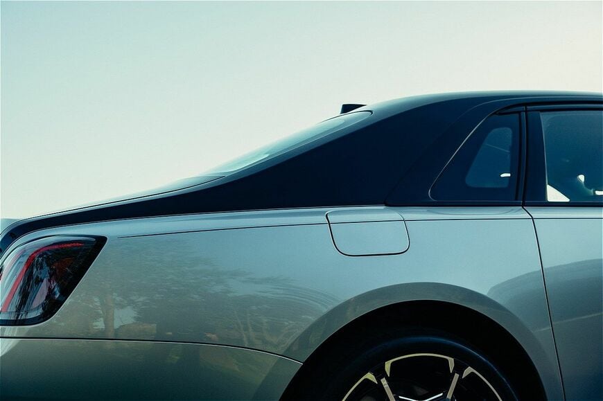 ロールス・ロイス「ブラック・バッジ・ゴースト・シリーズⅡ」（写真：ロールス・ロイス・モーター・カーズ）