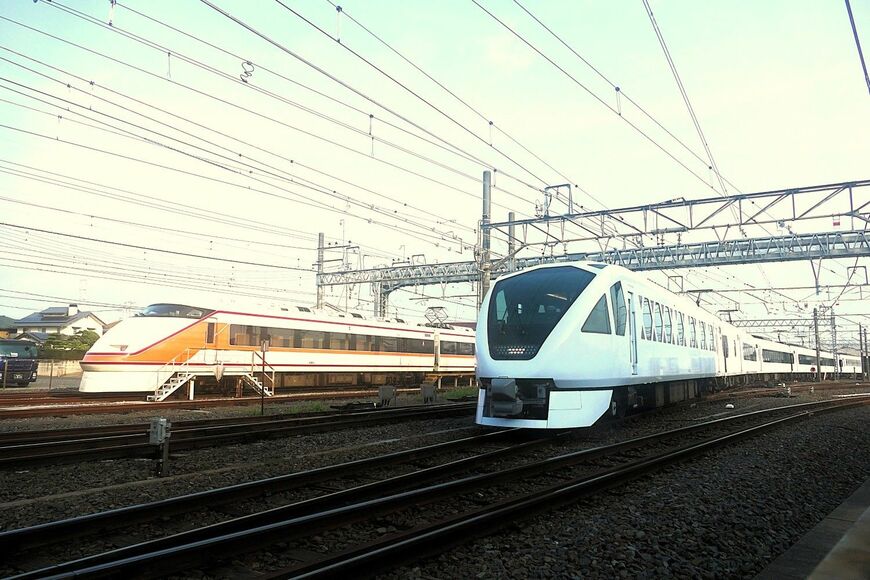 東武鉄道とJR四国の初コラボ企画当日。早朝に北春日部の車両基地を出場する「スペーシアX」＝2025年8月23日（記者撮影）