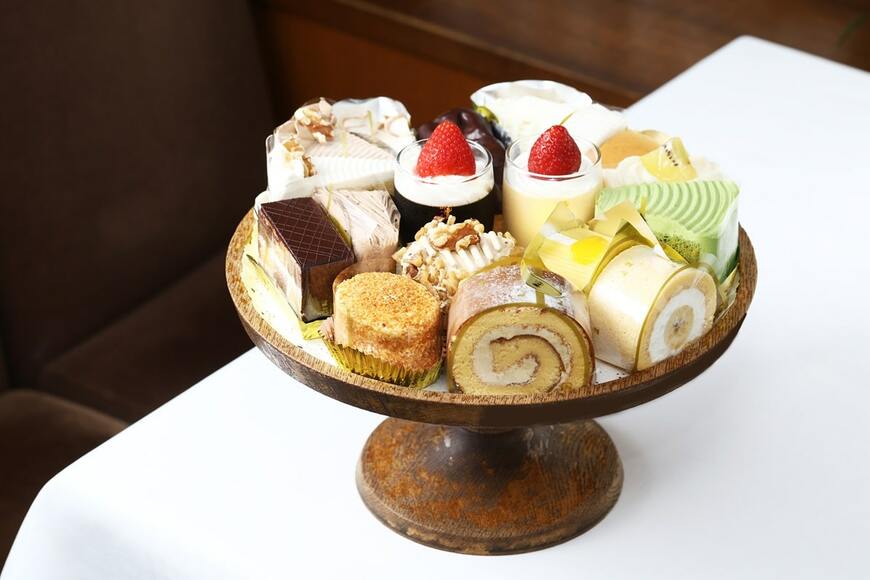 来店客に出すケーキのサンプル。15種類ほどがぎっしりと詰まっている（撮影：今井康一）