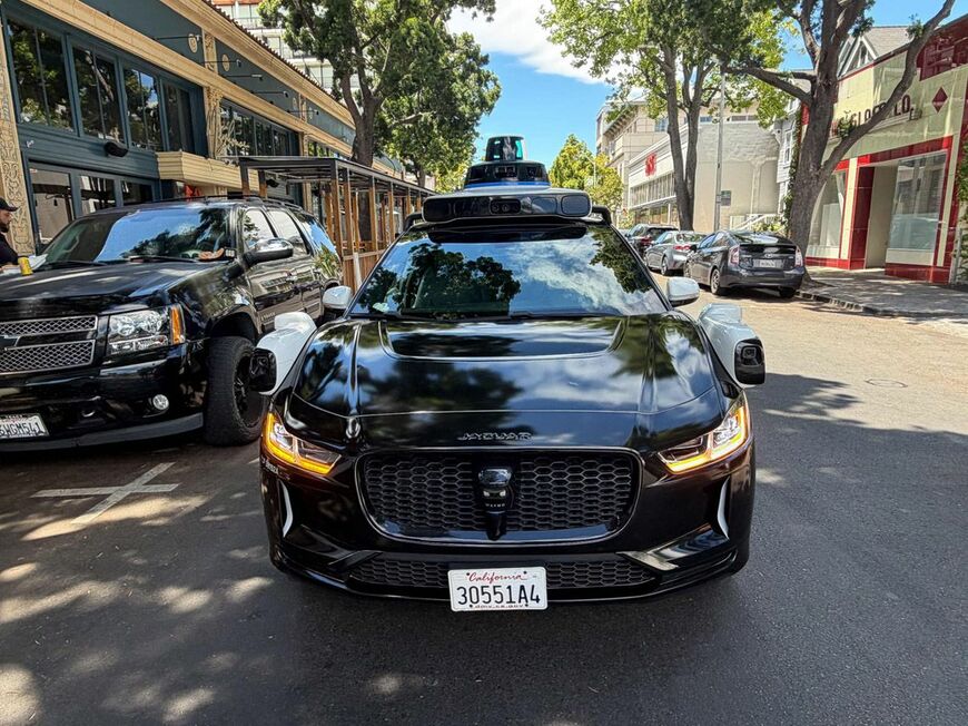 第5世代のWaymo車両。英ジャガーの電気自動車「I-PACE」をベースに、屋根の上と前後左右にセンサーを取り付けている